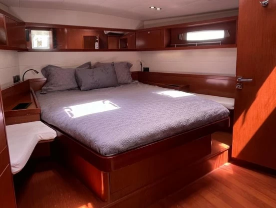 博纳多(Beneteau)遨享仕58单体帆船卧室