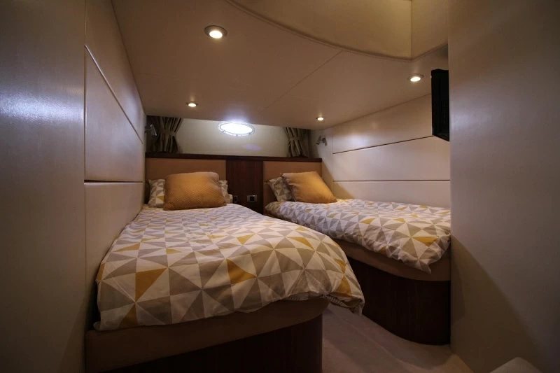 圣汐克(Sunseeker)Portofino47运动游艇卧室