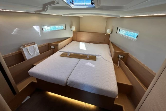 12米亚诺(Jeanneau)SunOdyssey410二手帆船客舱