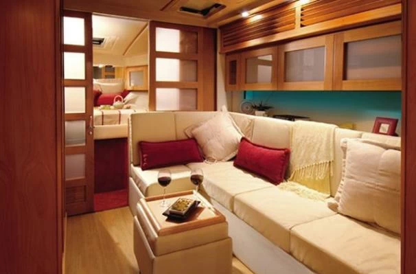 里维埃拉(Riviera)M400运动巡洋游艇沙龙