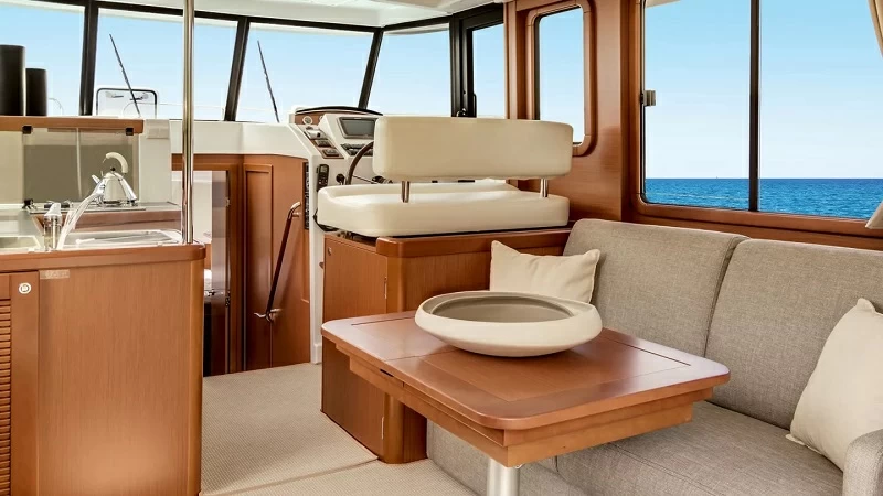 11米博纳多(Beneteau)思乐34飞桥游艇驾驶沙龙区