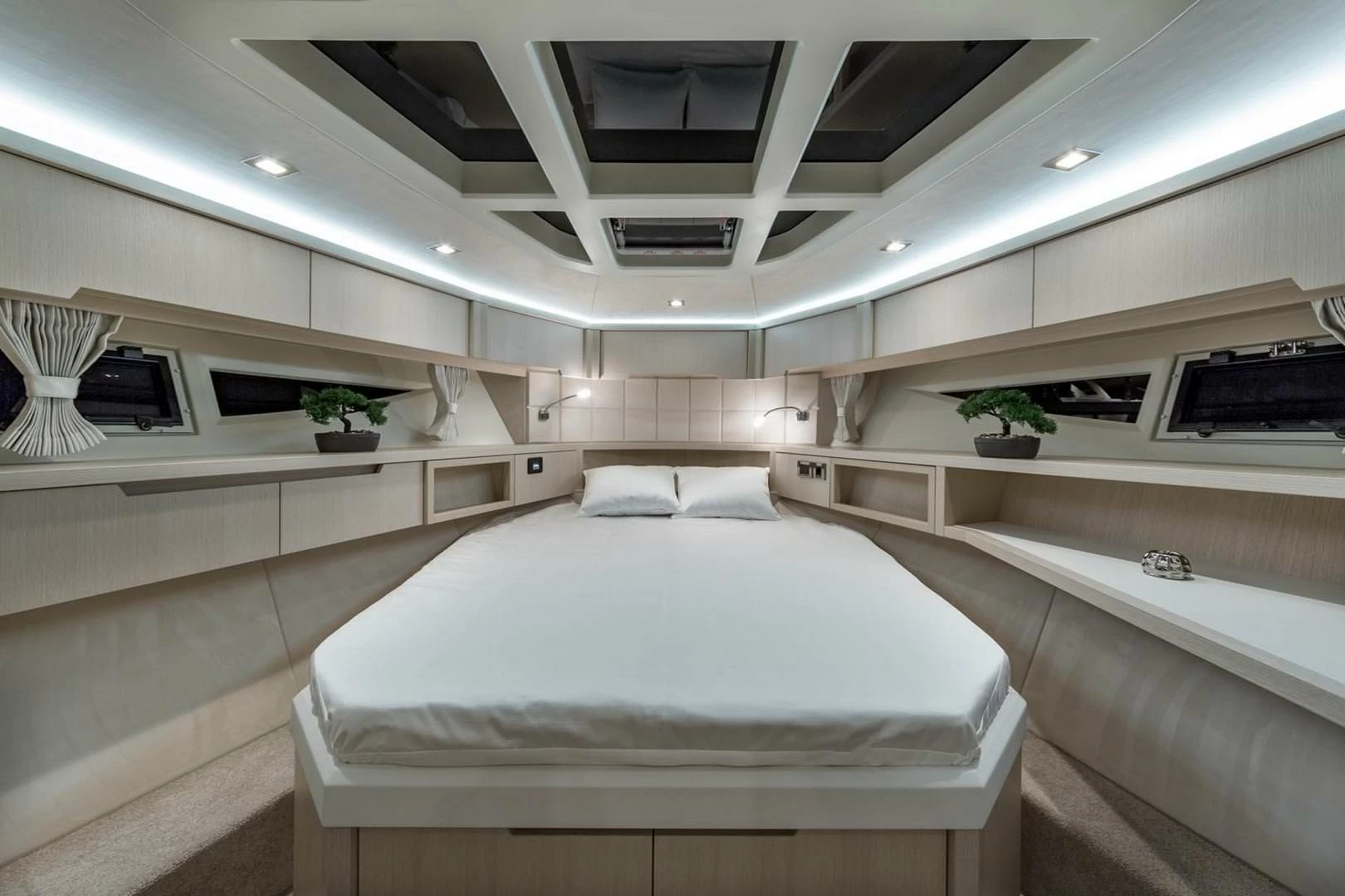 卡帝尔(Galeon)445HTS运动游艇卧室