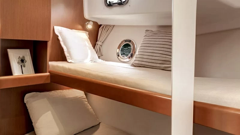 11米博纳多(Beneteau)思乐34飞桥游艇客舱