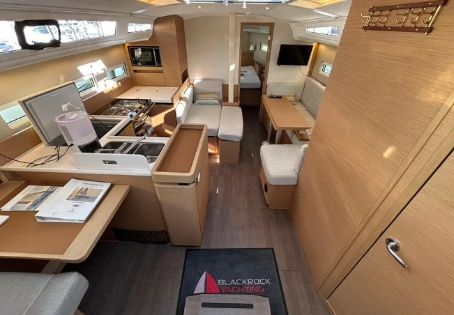 12米亚诺(Jeanneau)SunOdyssey410二手帆船沙龙区