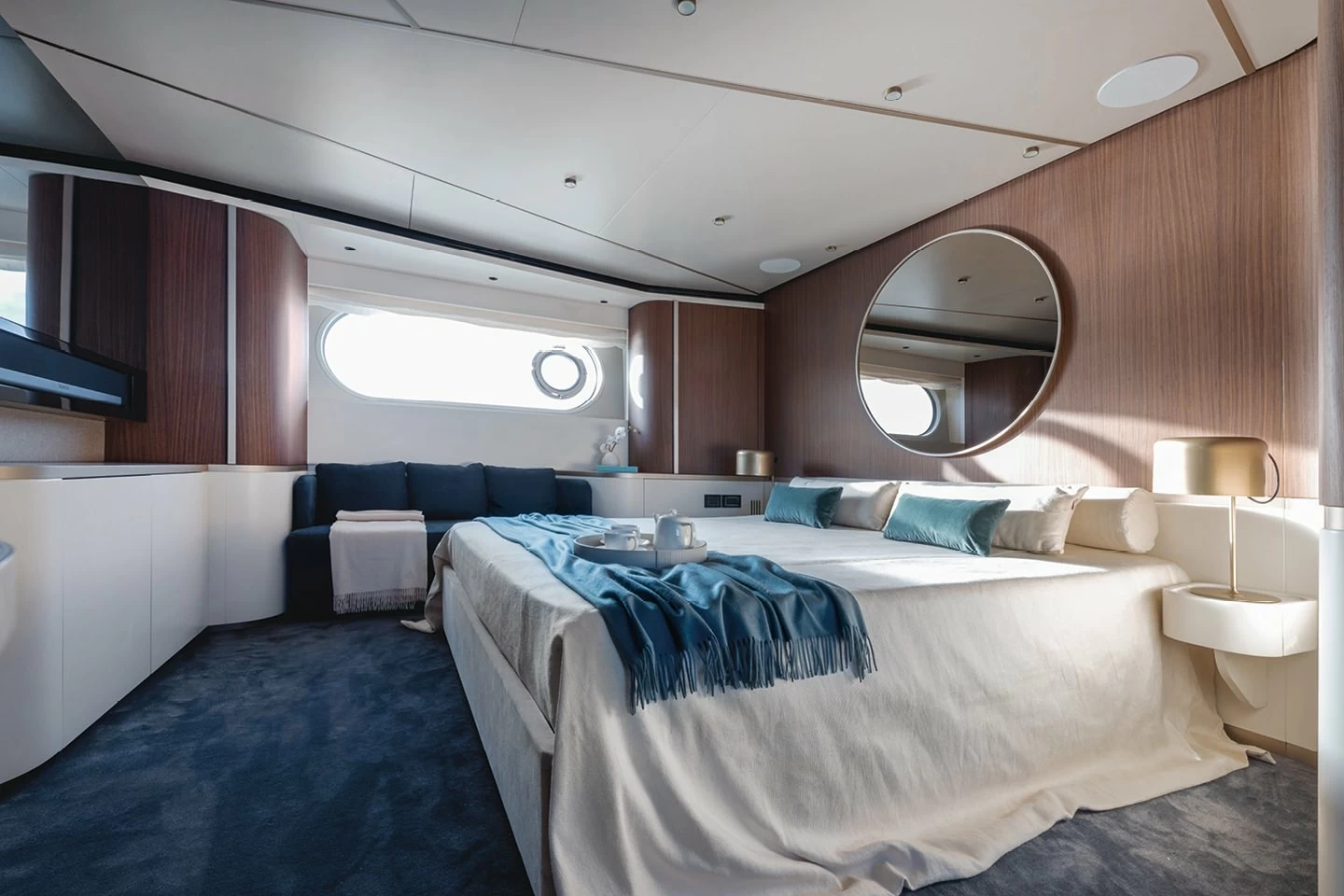 阿兹慕(Azimut)Magellano 25M飞桥游艇卧室