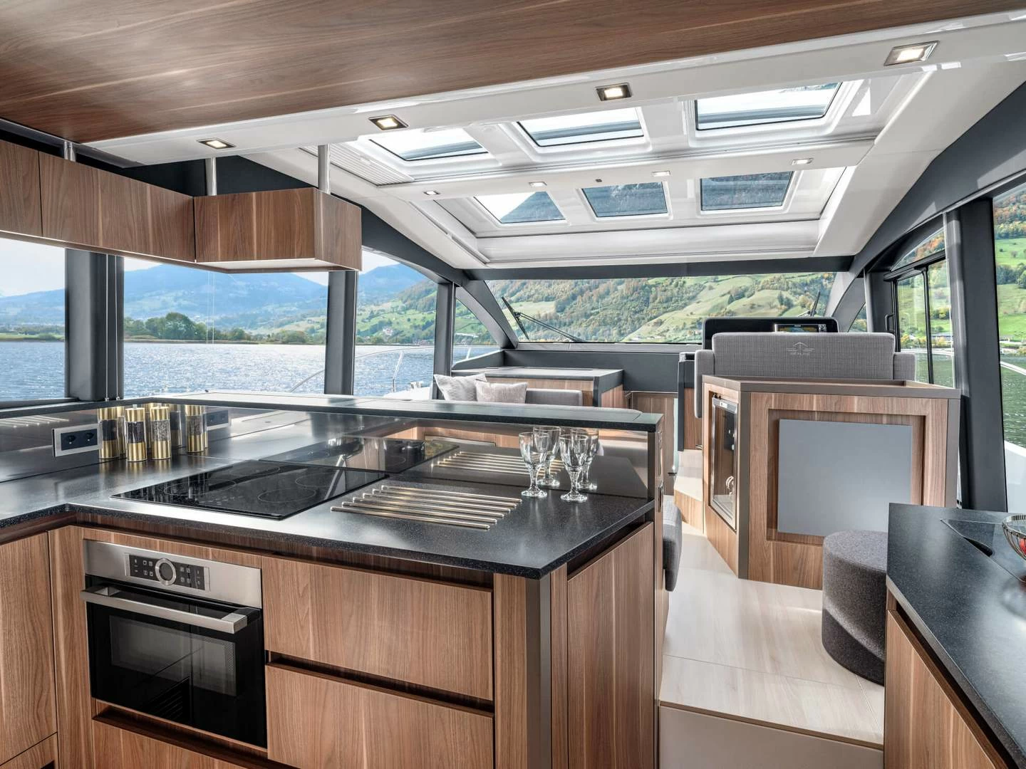 西莱(Sealine)C530豪华运动游艇厨房