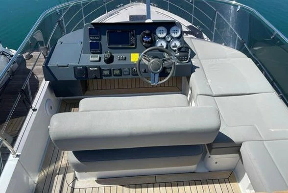 西莱(Sealine)F380二手飞桥游艇中控