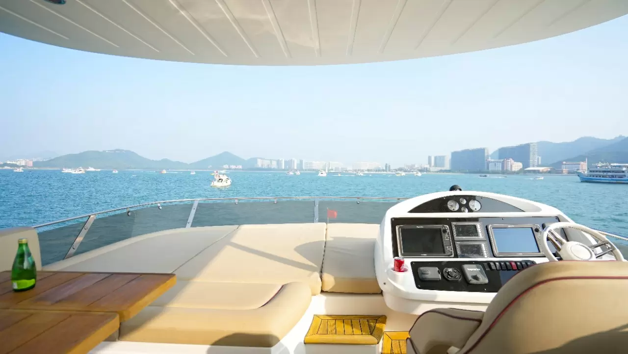 圣汐克（Sunseeker）73飞桥游艇中控