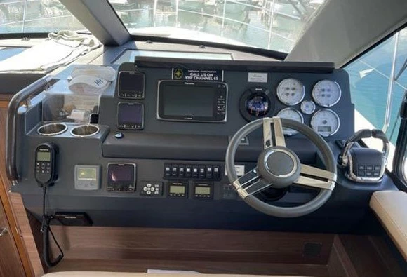 西莱(Sealine)F380二手飞桥游艇中控
