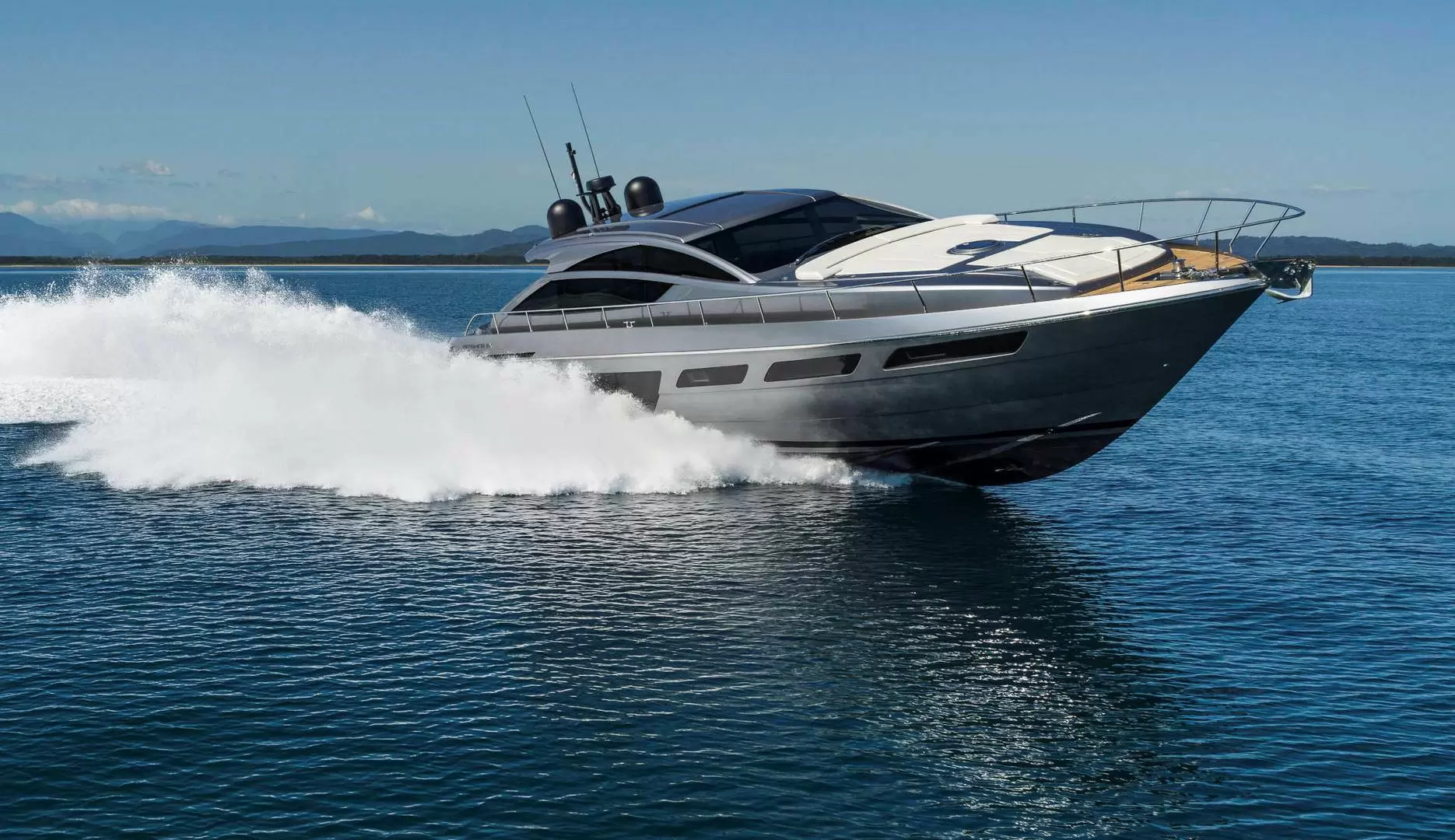 19米博星(Pershing)6X运动游艇价格2200万元