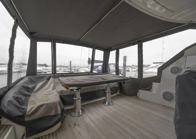 15米博纳多(Beneteau)GT49二手运动游艇船艉座位区