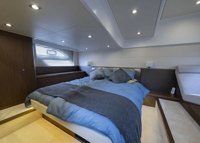 15米博纳多(Beneteau)GT49二手运动游艇客舱