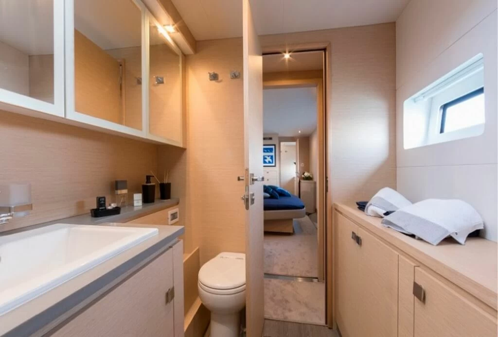 枫丹白露(Fountaine Pajot)MY6游艇卫浴间
