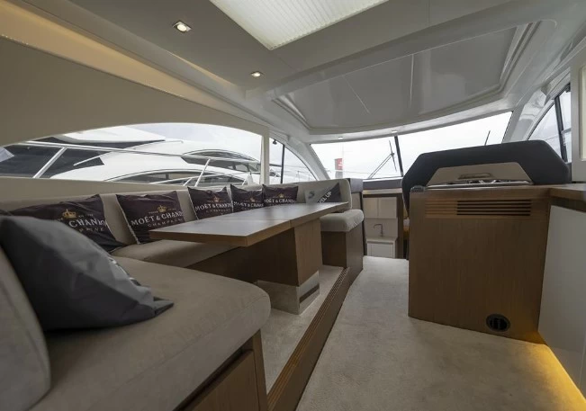 15米博纳多(Beneteau)GT49二手运动游艇驾驶室
