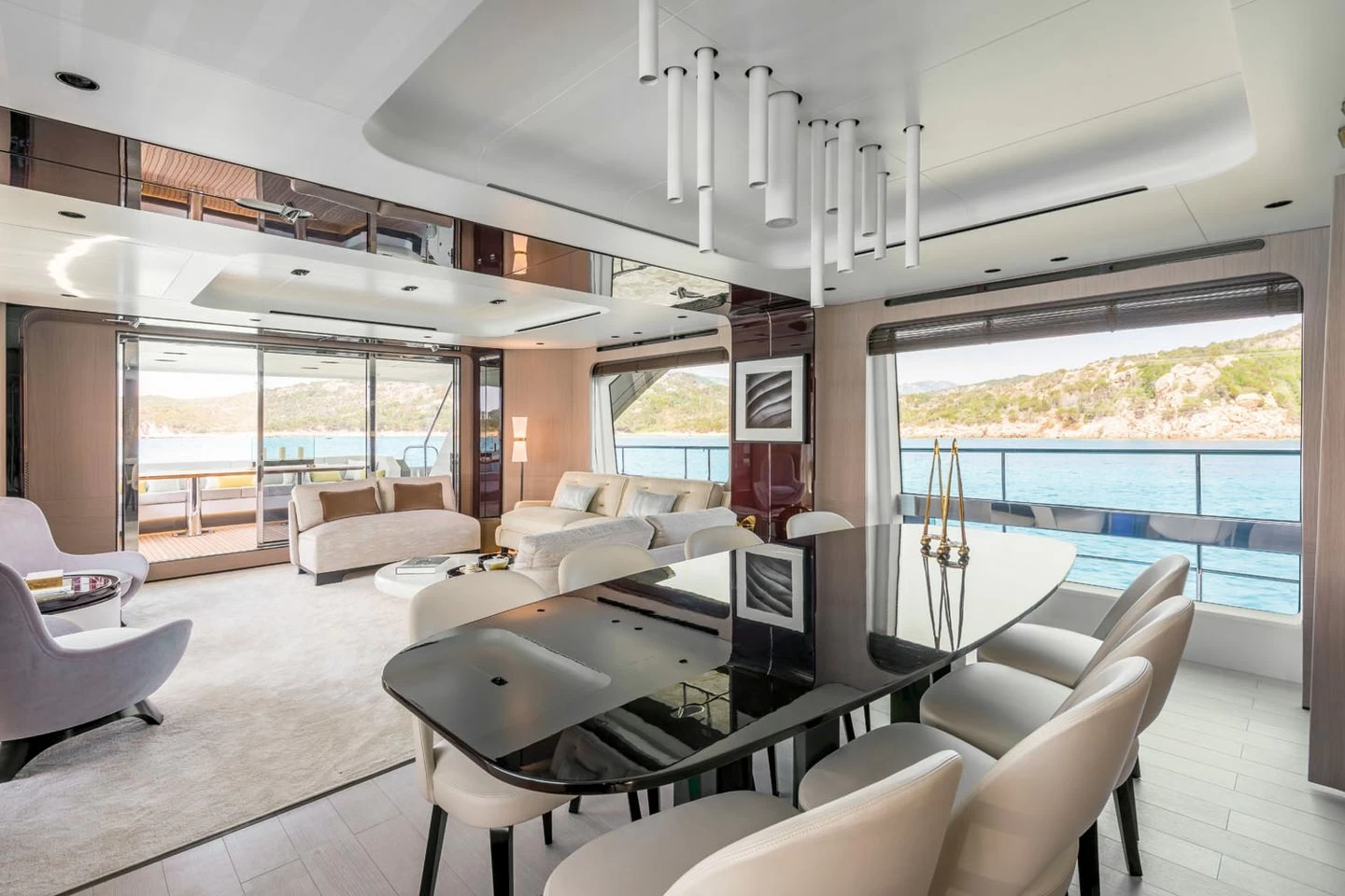 阿兹慕(Azimut)Grande27M飞桥游艇餐厅