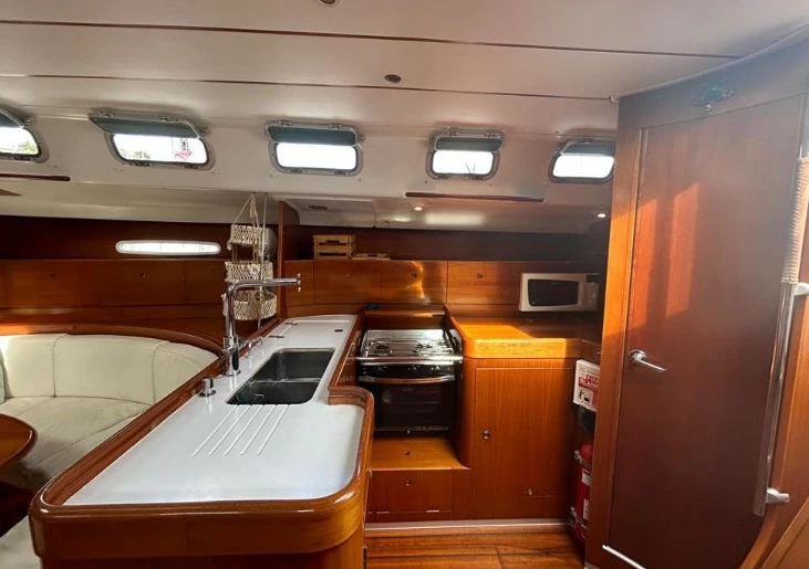 博纳多(Beneteau)锋仕47.7单体帆船厨房