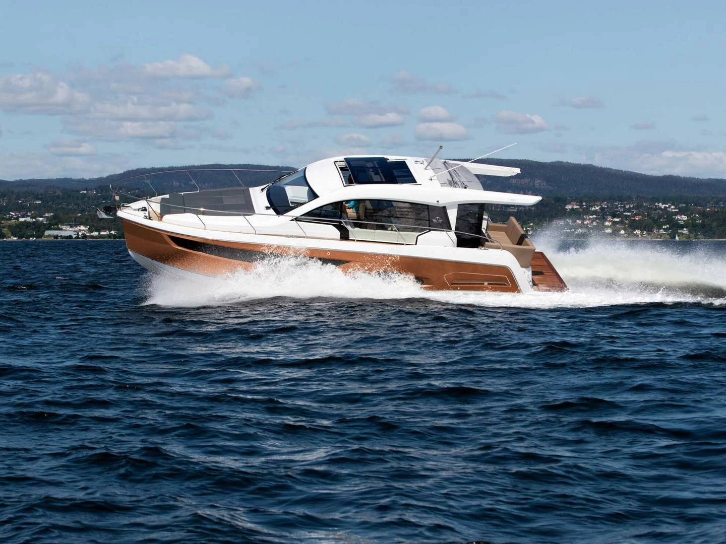 西莱(Sealine)C390运动游艇