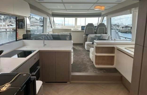 18米阿兹慕(Azimut)Magellano60二手豪华游艇驾驶舱