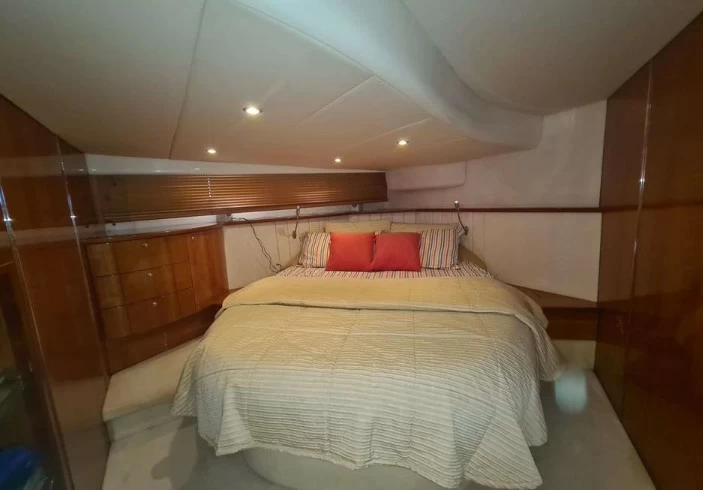 阿兹慕(Azimut)Atlantis47运动游艇卧室