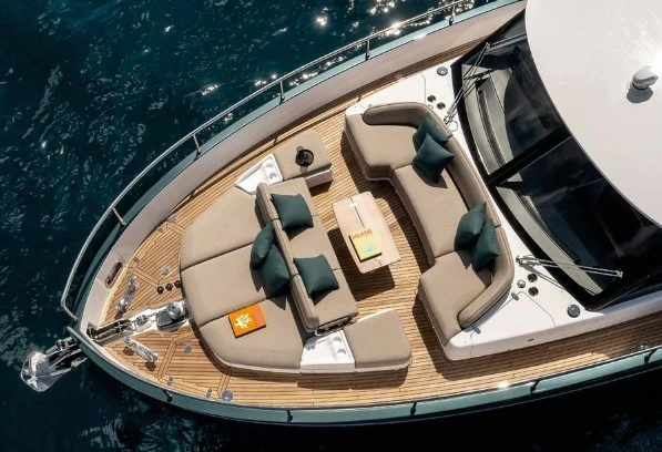 18米阿兹慕(Azimut)Magellano60豪华游艇前甲板