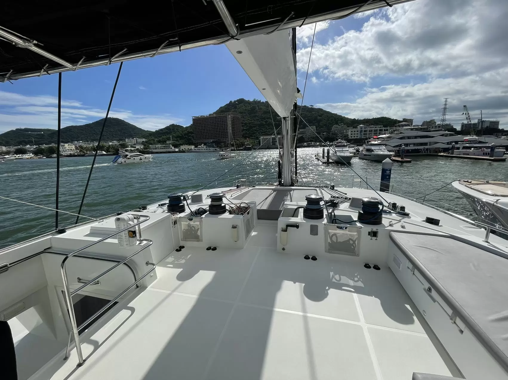 蓝高(Lagoon)620双体帆船前甲板