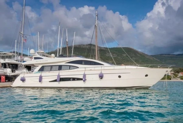 丽娃(Riva)Venere75二手运动飞桥游艇