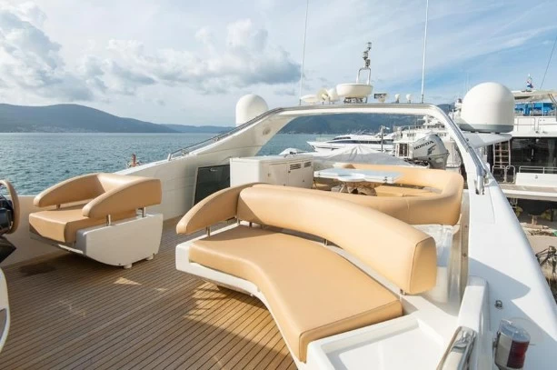 丽娃(Riva)Venere75二手运动飞桥游艇前甲板