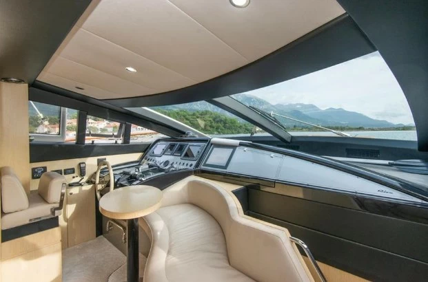 丽娃(Riva)Venere75二手运动飞桥游艇中控