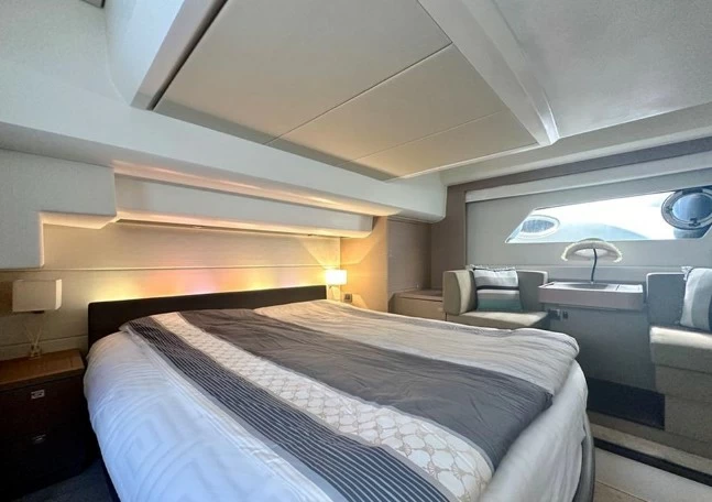 18米沛海驰(Prestige)560S二手运动游艇客舱