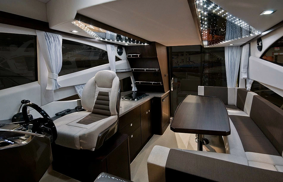 卡帝尔(Galeon)340飞桥游艇接待区