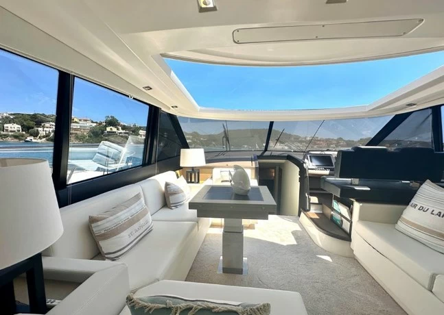 18米沛海驰(Prestige)560S二手运动游艇驾驶舱