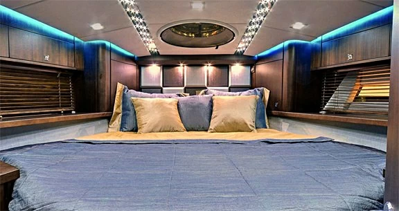 卡帝尔(Galeon)340飞桥游艇卧室