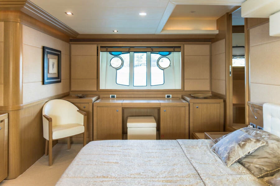 定制法拉帝(CustomLine)Navetta26游艇卧室