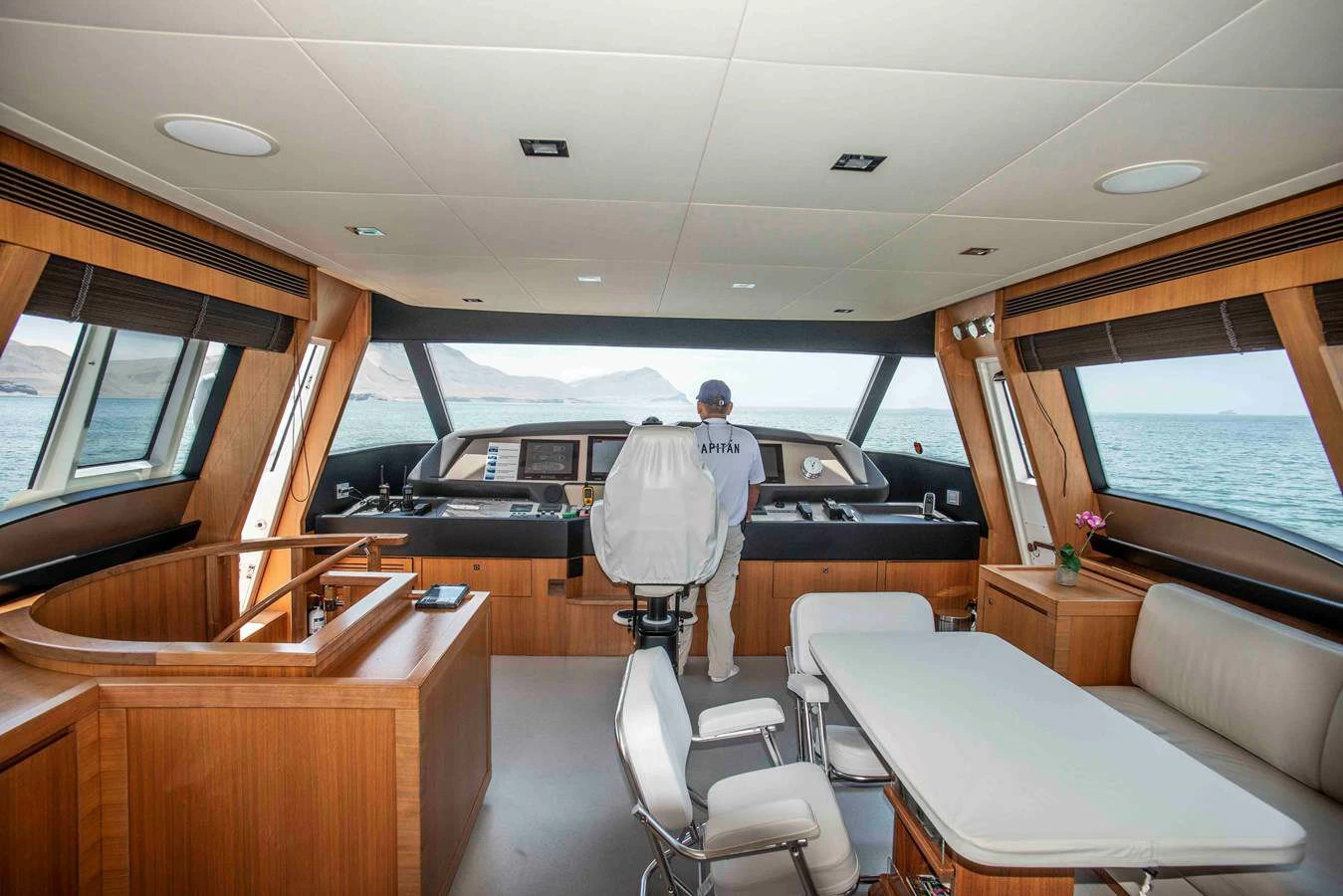 定制法拉帝(CustomLine)Navetta26游艇沙龙