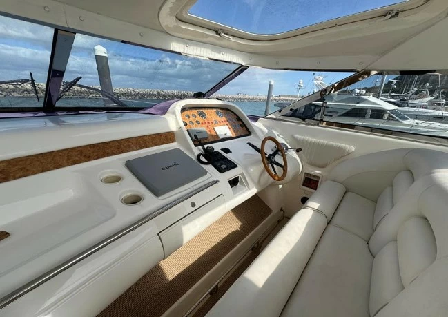 圣汐克(Sunseeker)Renegade60二手运动游艇驾驶位