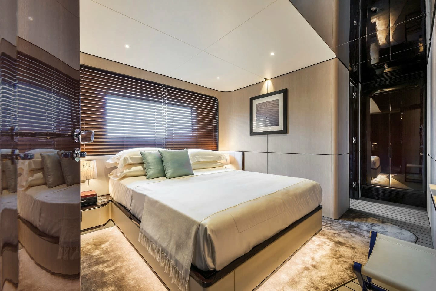 阿兹慕(Azimut)Grande 35M飞桥游艇卧室