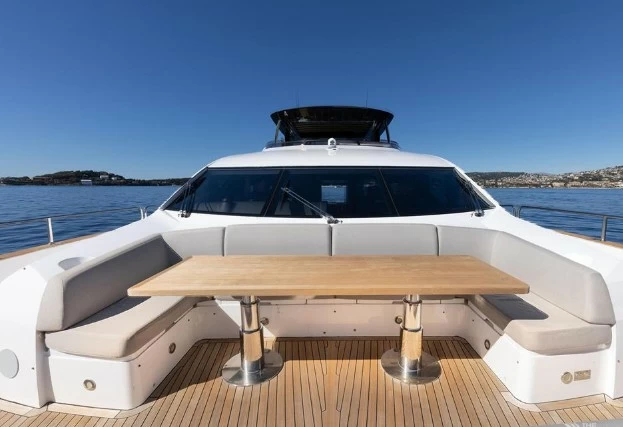 圣汐克(Sunseeker)28M豪华游艇前甲板