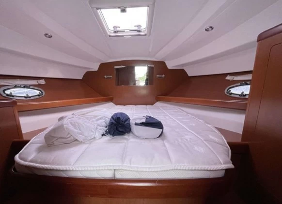 博纳多(Beneteau)安海仕30S二手运动游艇卧室