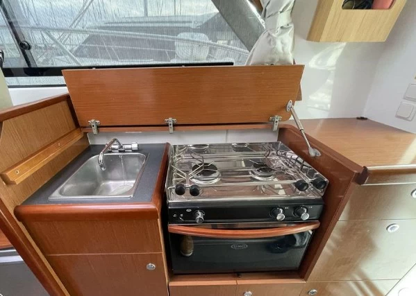 博纳多(Beneteau)安海仕30S二手运动游艇厨房