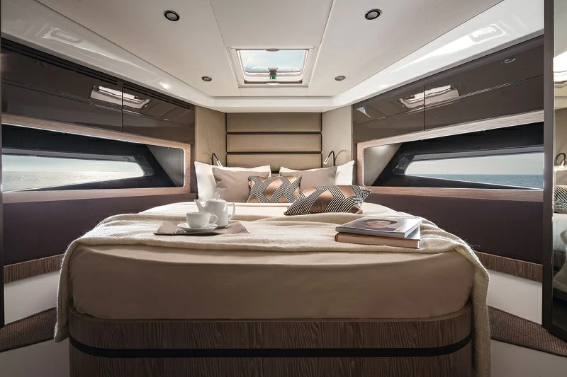 阿兹慕(Azimut)Atlantis43运动游艇卧室