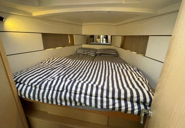 博纳多(Beneteau)遨享仕38.1二手帆船卧室