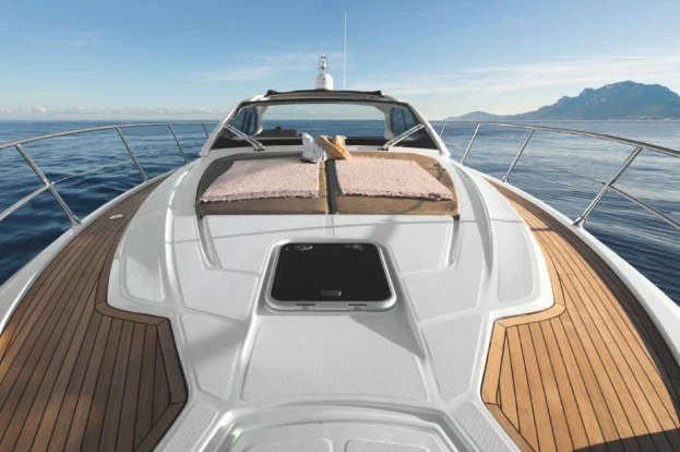 阿兹慕(Azimut)Atlantis43运动游艇前甲板