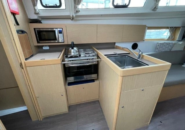 博纳多(Beneteau)遨享仕38.1二手帆船厨房