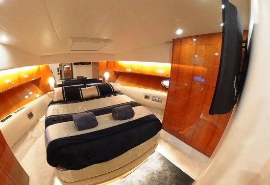 阿兹慕(Azimut)58二手飞桥游艇卧室
