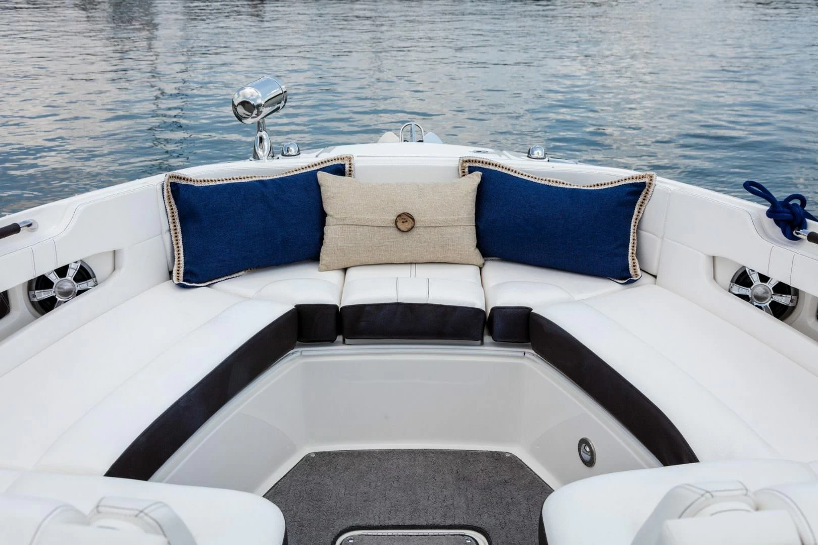 希瑞(SeaRay)SLX310运动快艇前甲板