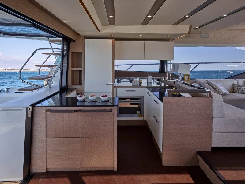 沛海驰(Prestige)630大型飞桥游艇厨房区