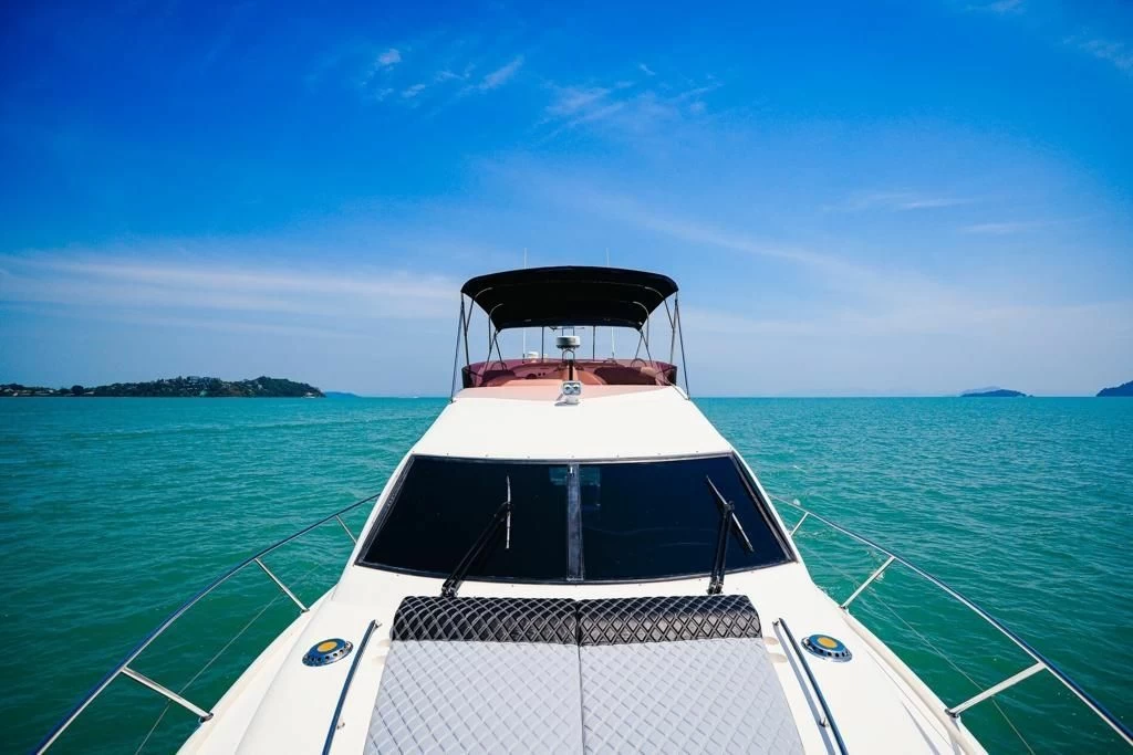 菲尔兰(Fairline)43二手飞桥游艇前甲板
