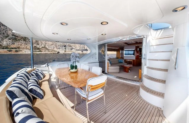 圣汐克（Sunseeker）82二手豪华飞桥游艇船艉休闲区
