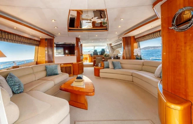 圣汐克（Sunseeker）82二手豪华飞桥游艇船舱沙龙区