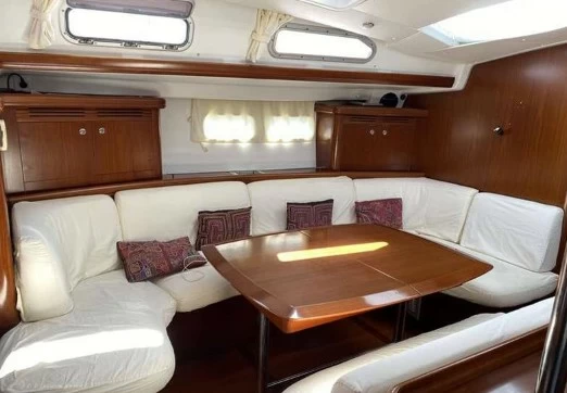 博纳多(Beneteau)遨享仕523二手单体帆船船舱沙龙